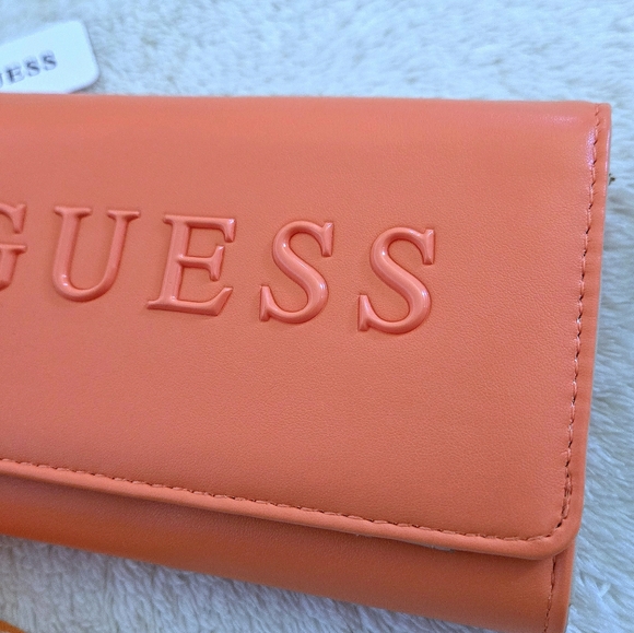 Guess❓️ "Finnian" Wristlet - NWT - Picture 4 of 16